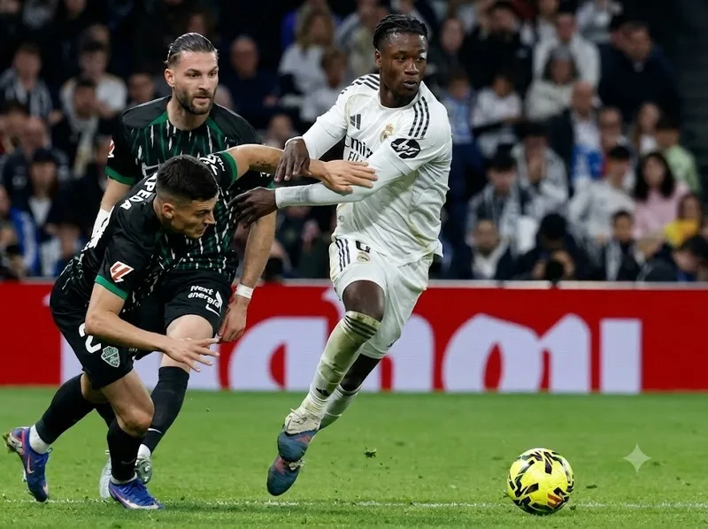 Eduardo Camavinga gây ấn tượng với khả năng thoát pressing và tranh chấp