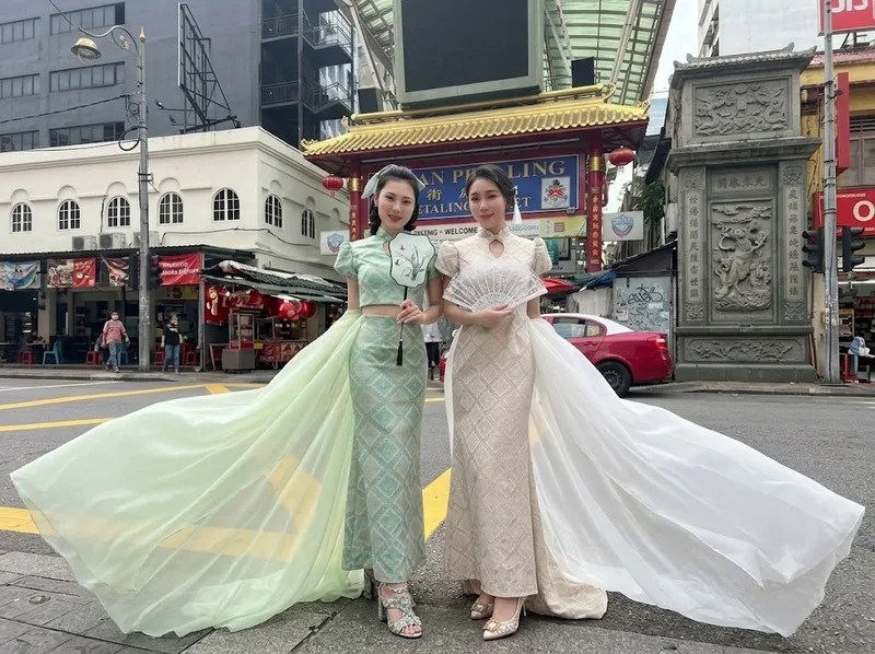 Cheongsam cổ cao, dáng ôm đặc trưng của phụ nữ gốc Hoa tại Malaysia